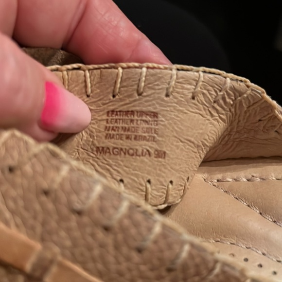 Nurture sandals in light tan leather. Flower accent. Size 9M - Picture 3 of 3